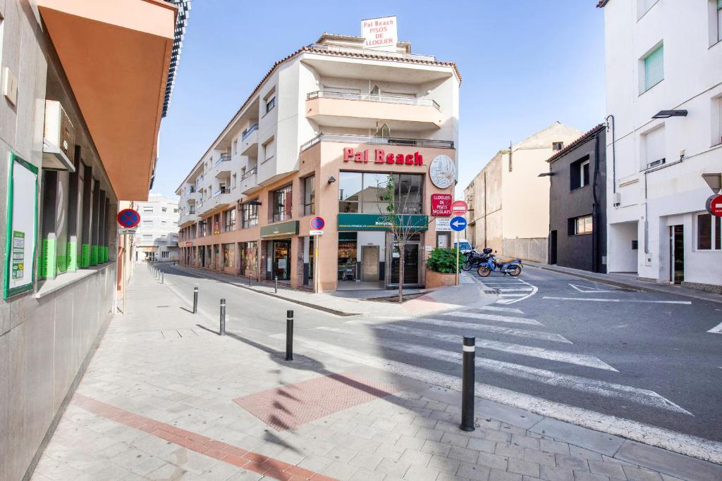 una calle urbana vacía con edificios en Apartaments Palamós - Pal Beach, en Palamós