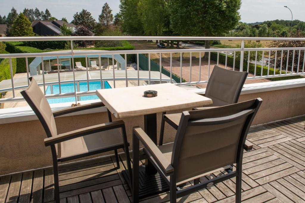 Logis Hotel Restaurant L'Escapade - Chambre Familiale Avec Terrasse