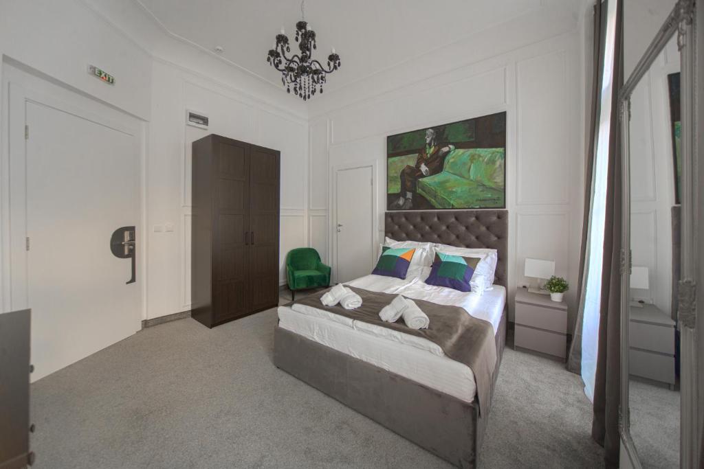 um quarto com uma cama e um quadro na parede em Kings Palace em Belgrado