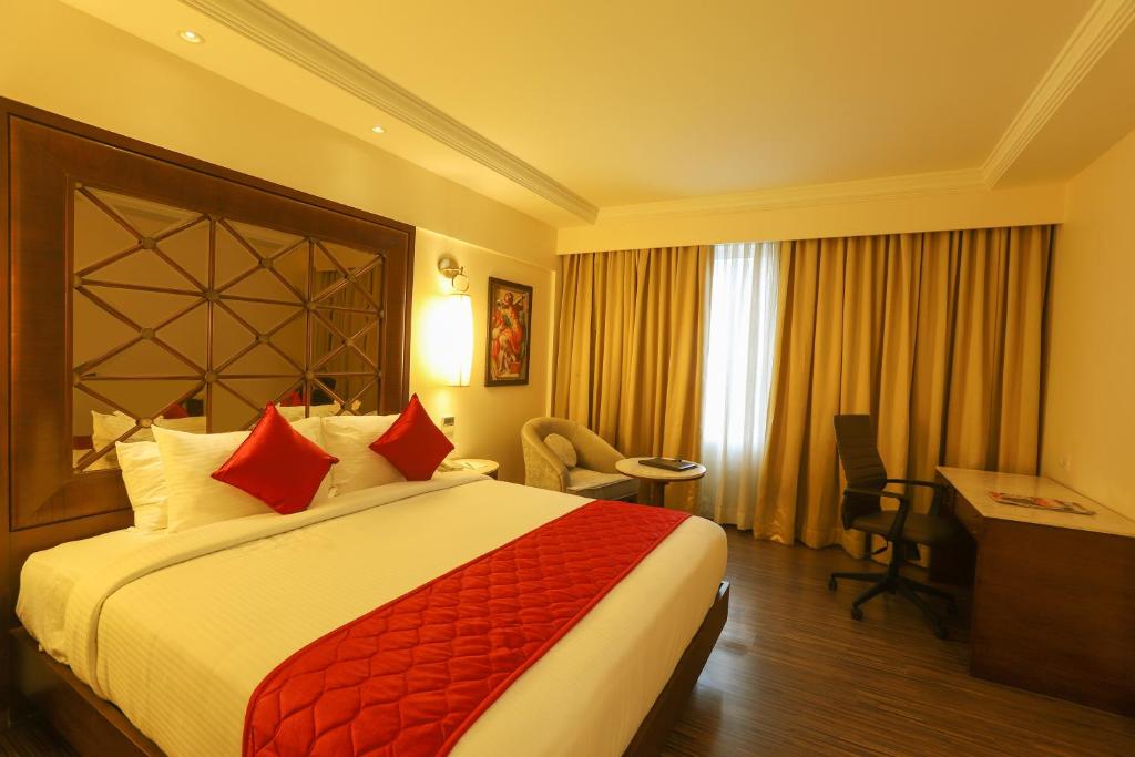 Postel nebo postele na pokoji v ubytování The Saibaba Hotel