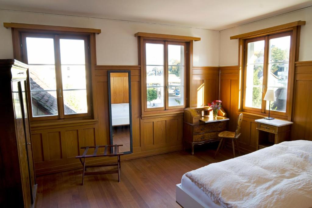 Postel nebo postele na pokoji v ubytování Kloster Dornach / Basel