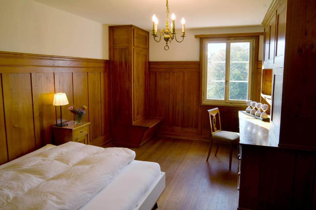 Postel nebo postele na pokoji v ubytování Kloster Dornach / Basel