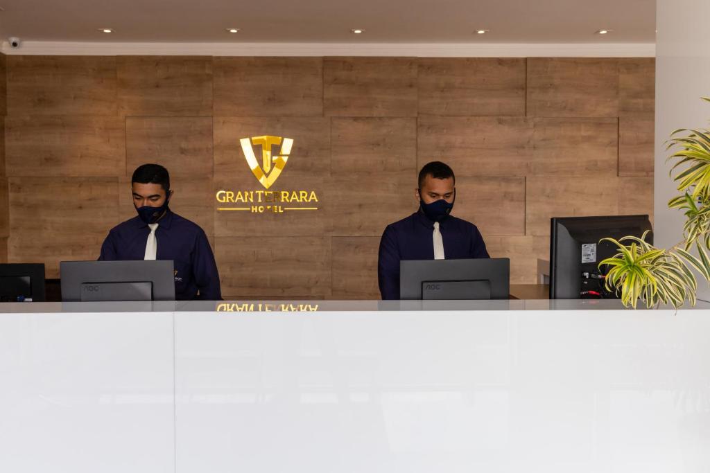 Členové personálu v ubytování Granterrara Hotel