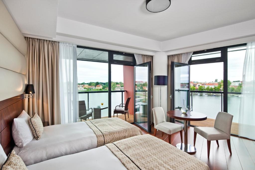 Posteľ alebo postele v izbe v ubytovaní Hotel Mikołajki Leisure & SPA - Destigo Hotels