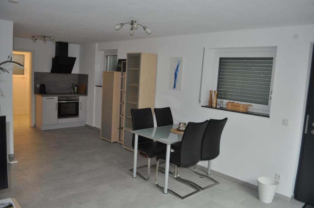 een keuken en eetkamer met een tafel en stoelen bij Appartment an der Wühle in Weilheim an der Teck