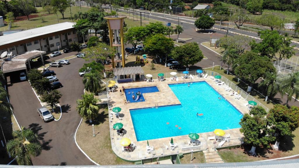 een uitzicht over een zwembad op een parkeerplaats bij Dom Pedro I Palace Hotel in Foz do Iguaçu