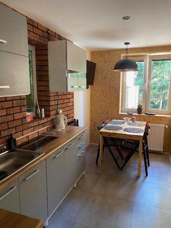 kuchnia ze stołem i jadalnią w obiekcie Domek Przy Stoku - Słotwiny w mieście Krynica Zdrój