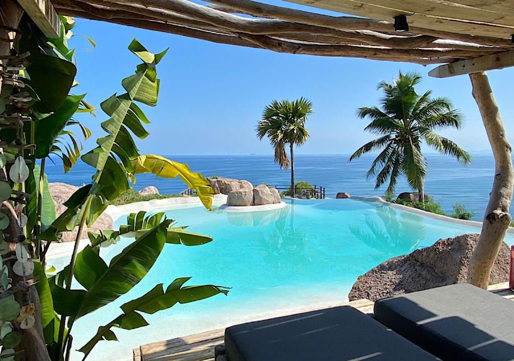 Bazén v ubytování Château de feuilles & SPA - Praslin island nebo v jeho okolí
