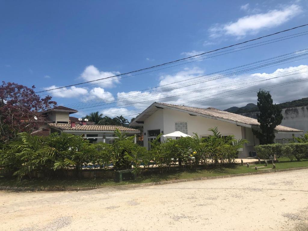  Casa com piscina ubatuba