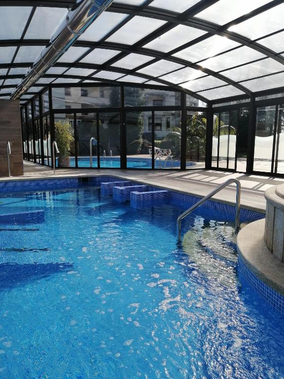 The swimming pool at or close to Hotel Spa Bosque mar
