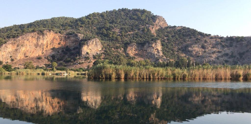 une montagne réfléchissant dans un lac avec sa réflexion dans l'établissement Kano Hotel, à Dalyan