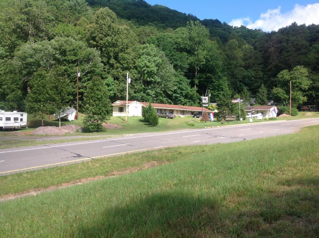 uma estrada vazia em frente a uma casa em Lucky 7/ Rainbow motel em Murphy