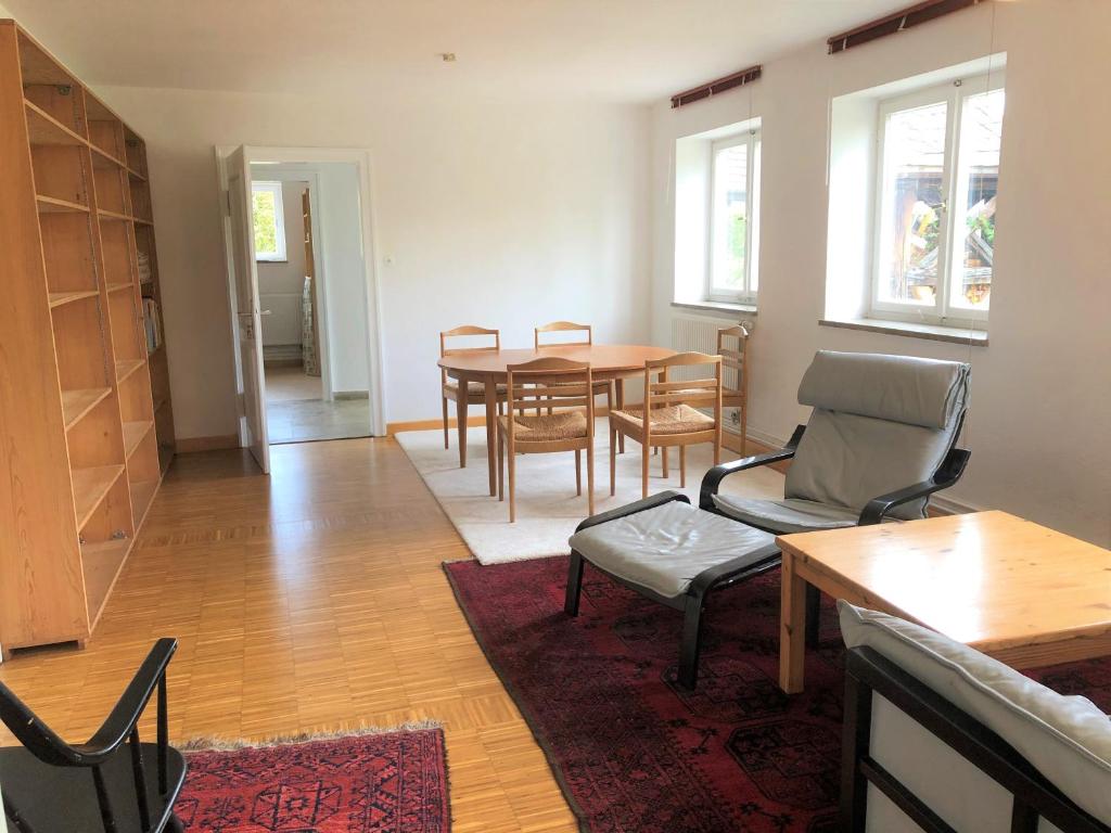 a living room with a dining room table and chairs at Ferienoase am Schwürbitzer Dom in Lichtenfels
