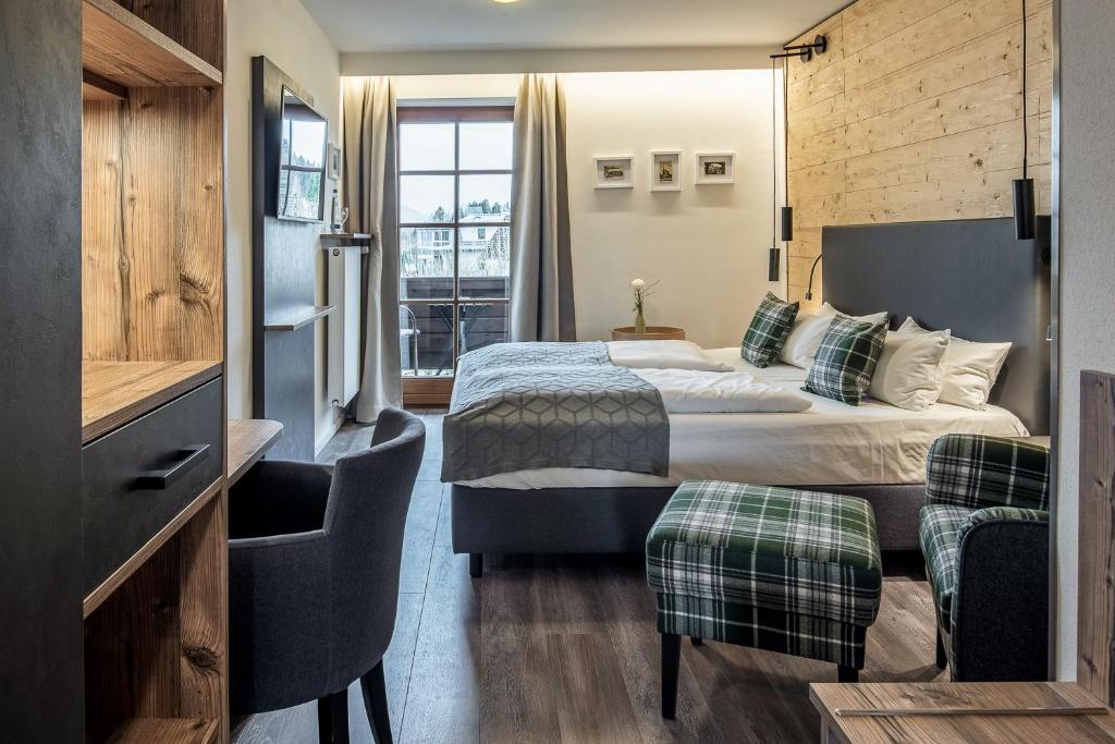 ein Hotelzimmer mit 2 Betten und einem Fenster in der Unterkunft Hotel Neuer am See in Prien am Chiemsee