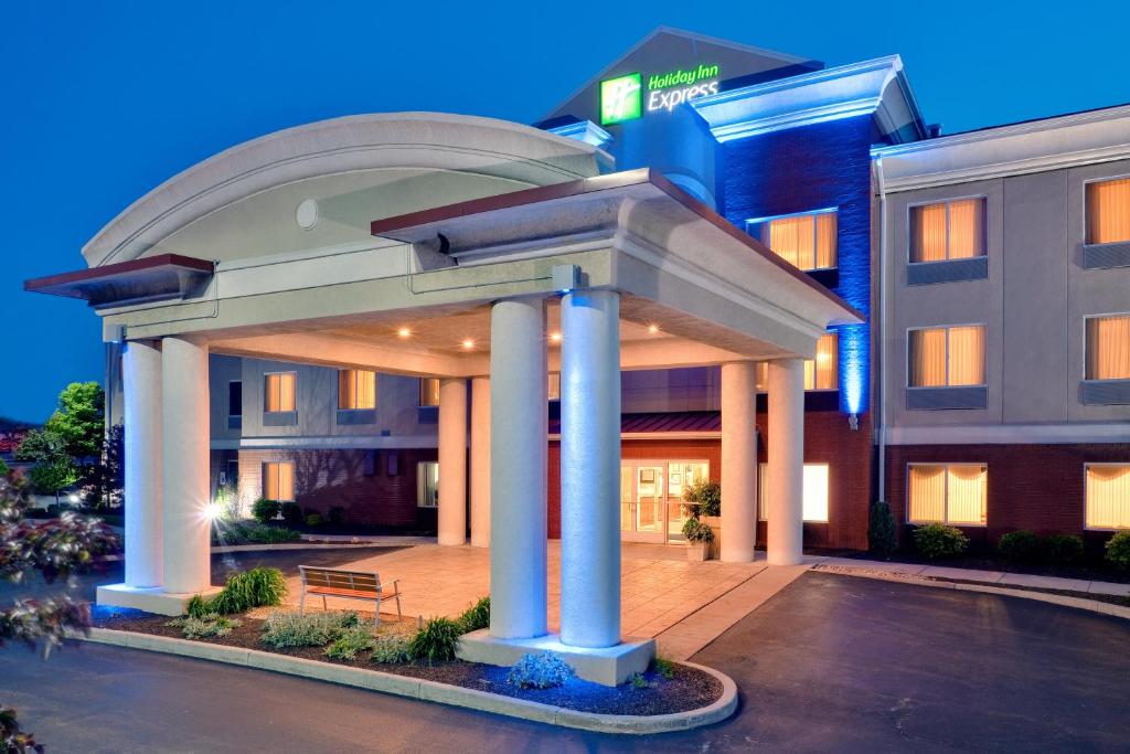 um hotel com um gazebo em frente a um edifício em Holiday Inn Express Irondequoit, an IHG Hotel em Rochester