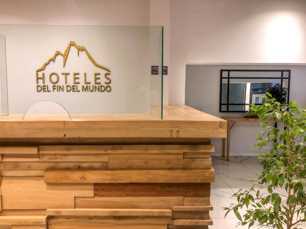 Um certificado, prêmio, placa ou outro documento exibido em Hotel Monaco