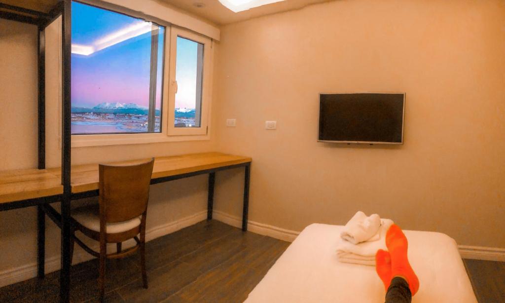 Uma TV ou centro de entretenimento em Hotel Monaco