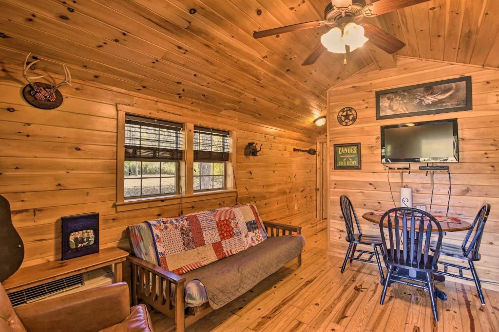 sala de estar con sofá, mesa y TV en Rural Cabin Hideaway with Fire Pit and Mtn Views!, en Parsons