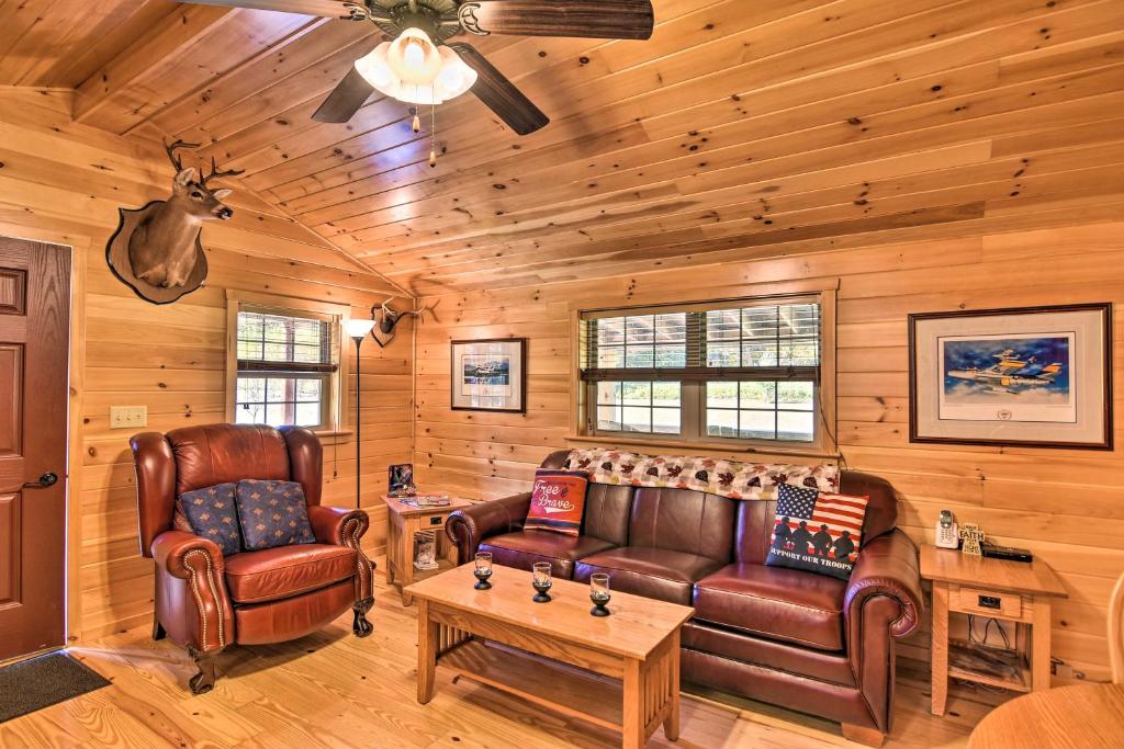 una sala de estar con muebles de cuero en una cabaña de madera en Pet-Friendly Cabin with Fire Pit and River Access!, en Parsons