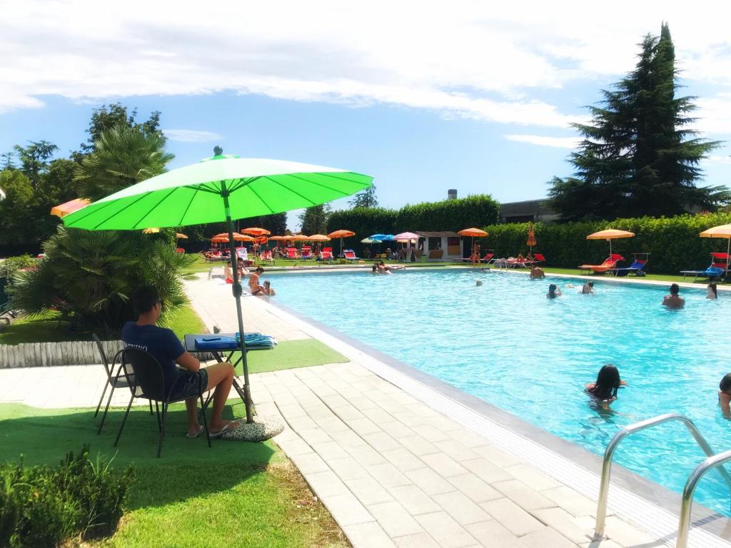 Bazén v ubytování Hotel Ca' Brugnera nebo v jeho okolí