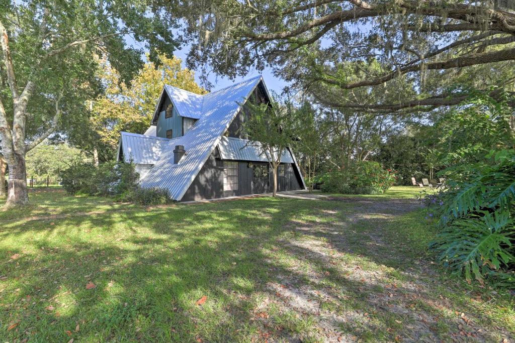 une maison avec un toit bleu sur une pelouse dans l'établissement Chic A-Frame Escape with Fire Pit - Private Property, à Lakeland