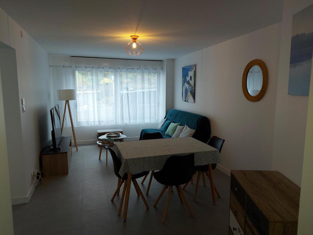 a small living room with a table and chairs at Choletais forever... in Cholet