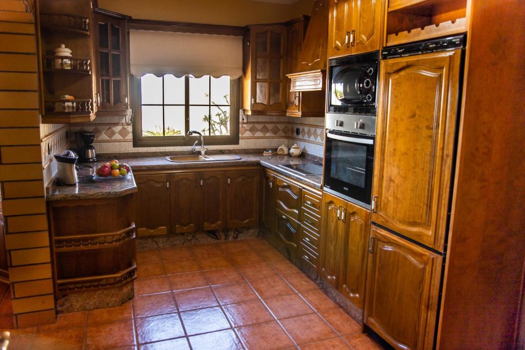 Kuchyň nebo kuchyňský kout v ubytování VILLA LAS CUEVAS