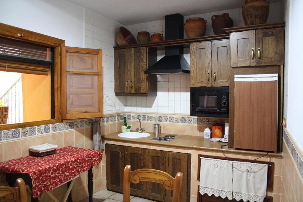 Kuchyň nebo kuchyňský kout v ubytování Alojamiento y habitacionesla cañada monfrague