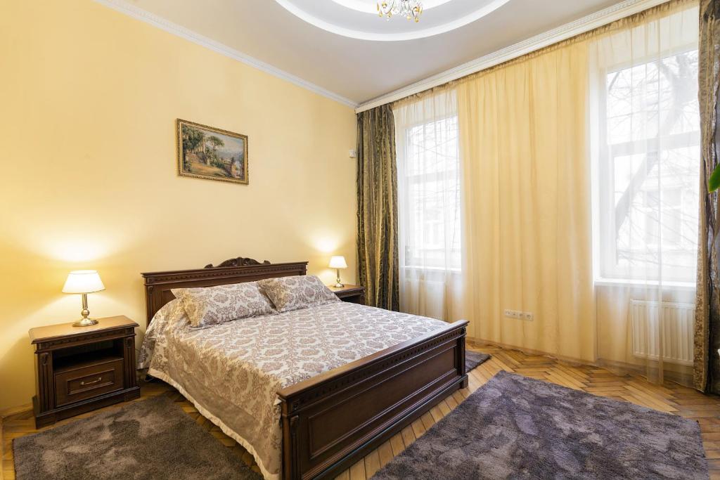 um quarto com uma cama e uma janela com cortinas em 3х комнатная уютная квартира в центре Львова em Lviv