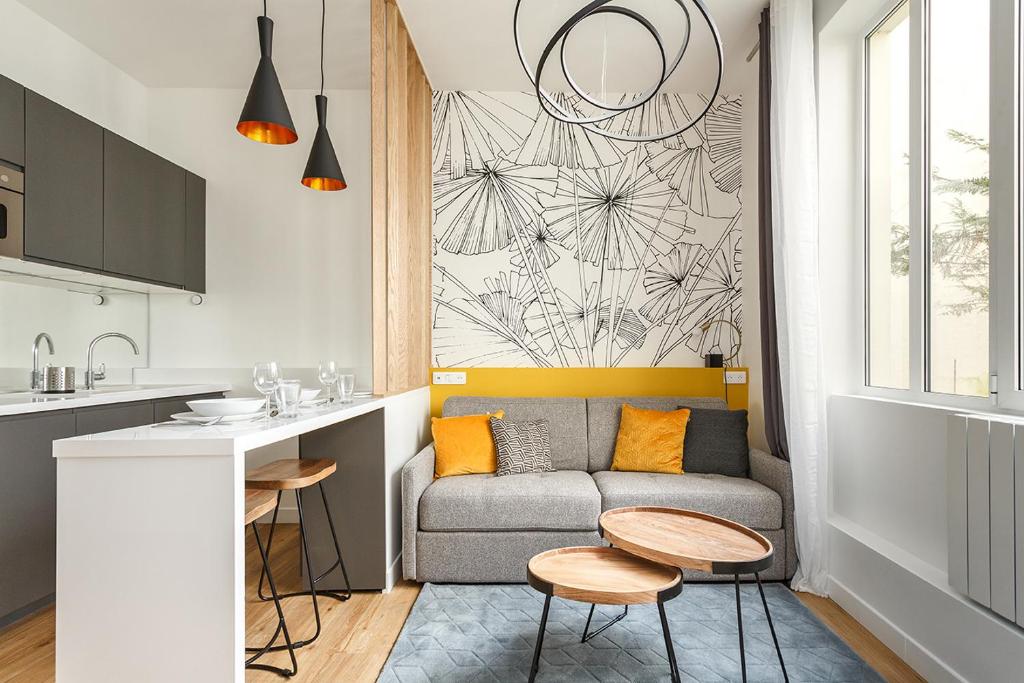 un soggiorno con divano e tavolo di Superb Mini Loft close Montmartre 2 people a Parigi