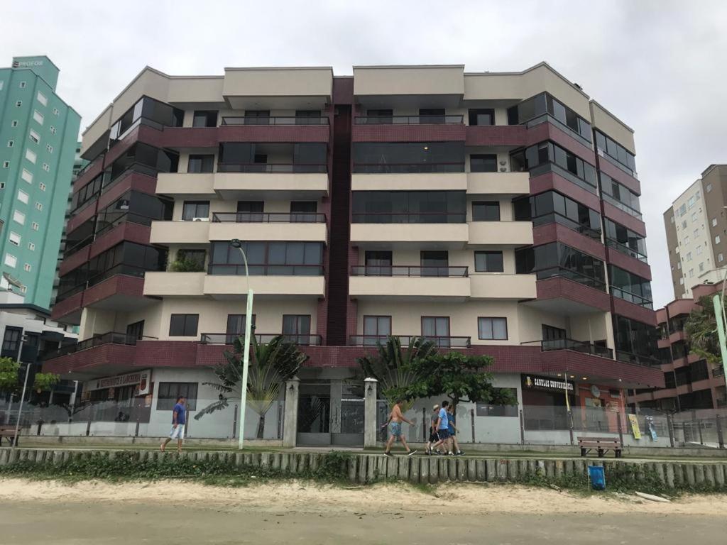 Apartamento Meia Praia Lateral Mar (Wi-Fi e Ar-condicionado)
