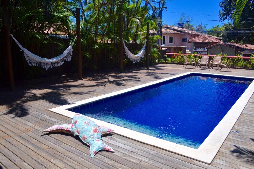 una piscina con una estrella de mar sobre una terraza de madera en Pousada do Roballo, en Arraial d'Ajuda