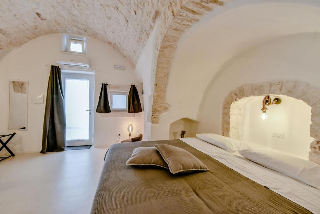 una camera con un grande letto di CASA FLAMÌ 2 a Ostuni