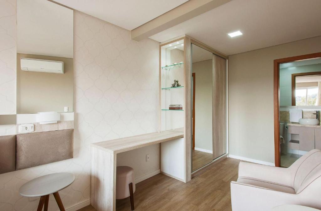 Jardins de Gramado 102 - 2 Suítes e Lavabo no Centro  Jardins de Gramado 102 - 2 Suítes e Lavabo no Centro