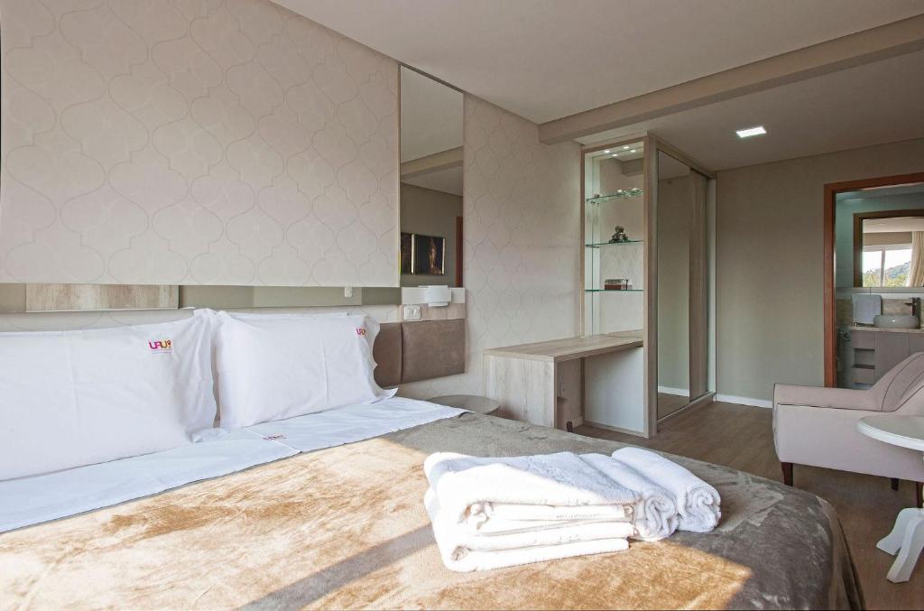 Jardins de Gramado 102 - 2 Suítes e Lavabo no Centro  Jardins de Gramado 102 - 2 Suítes e Lavabo no Centro