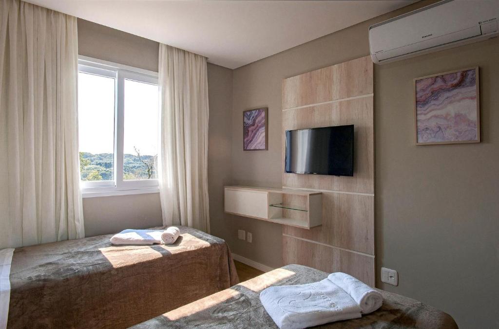 Jardins de Gramado 102 - 2 Suítes e Lavabo no Centro  Jardins de Gramado 102 - 2 Suítes e Lavabo no Centro