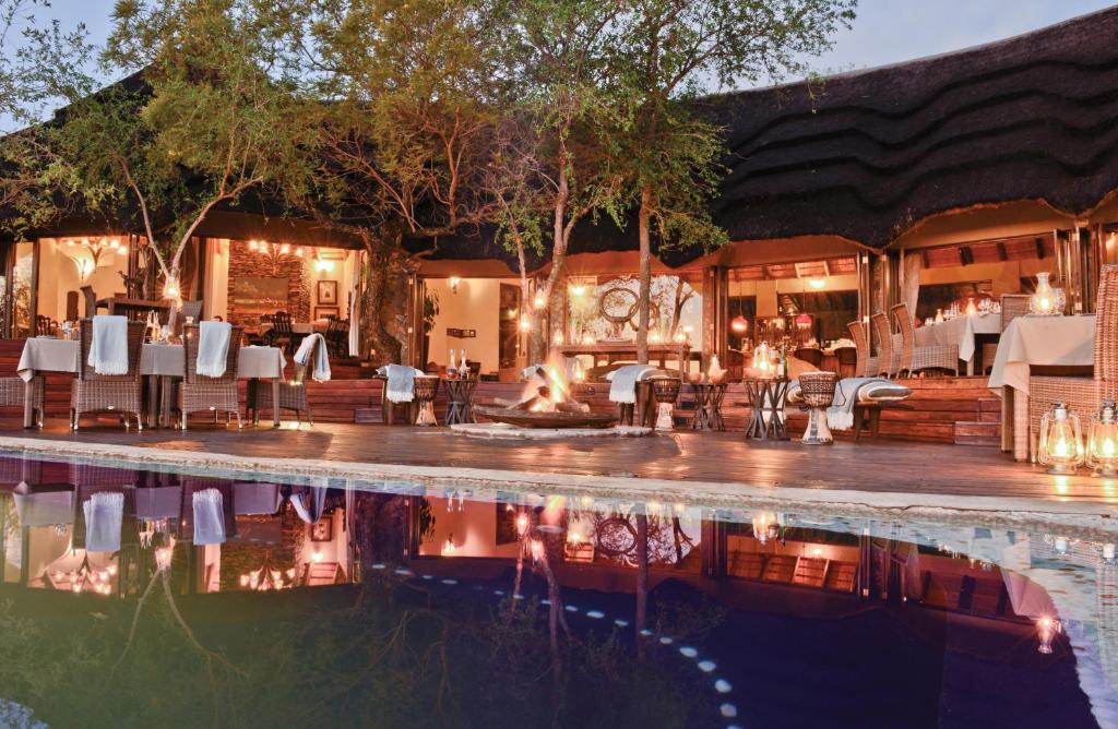 ein Resort mit einem Pool und einem Restaurant in der Unterkunft Madikwe Hills Private Game Lodge in Madikwe Game Reserve