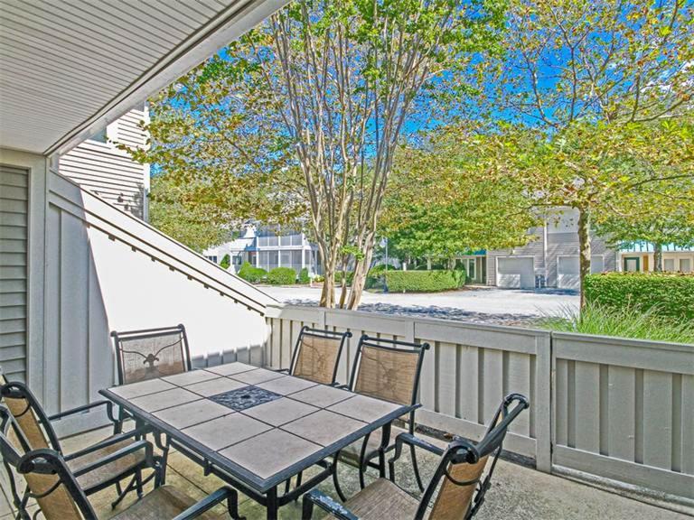 eine Terrasse mit Tisch und Stühlen auf einer Veranda in der Unterkunft Sea Colony - 53010 Lakeshore in Bethany Beach