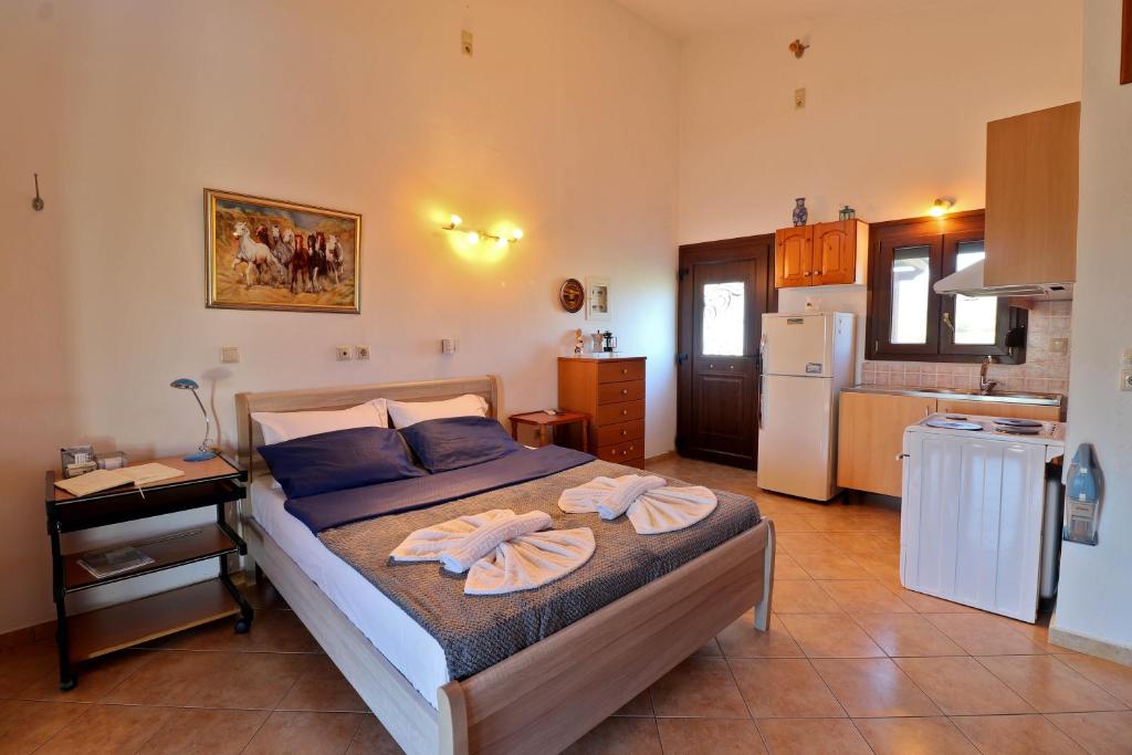 ein Schlafzimmer mit einem Bett mit zwei Handtüchern darauf in der Unterkunft Megris Country Houses in Vingláfia