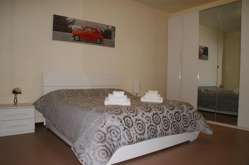 una camera con un letto e una macchina rossa sul muro di Casa Anna Ponte di Brenta Padova Est a Padova
