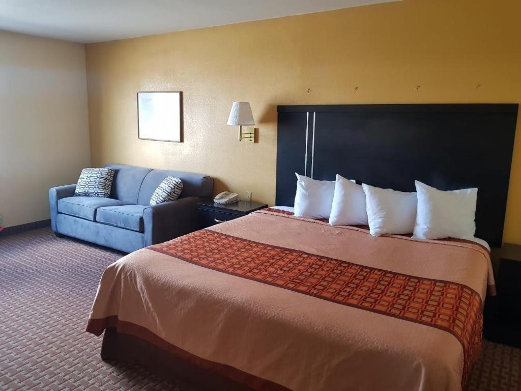 Postel nebo postele na pokoji v ubytování Rodeway Inn & Suites