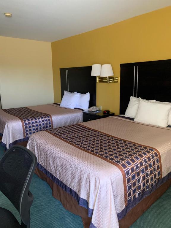Postel nebo postele na pokoji v ubytování Rodeway Inn & Suites