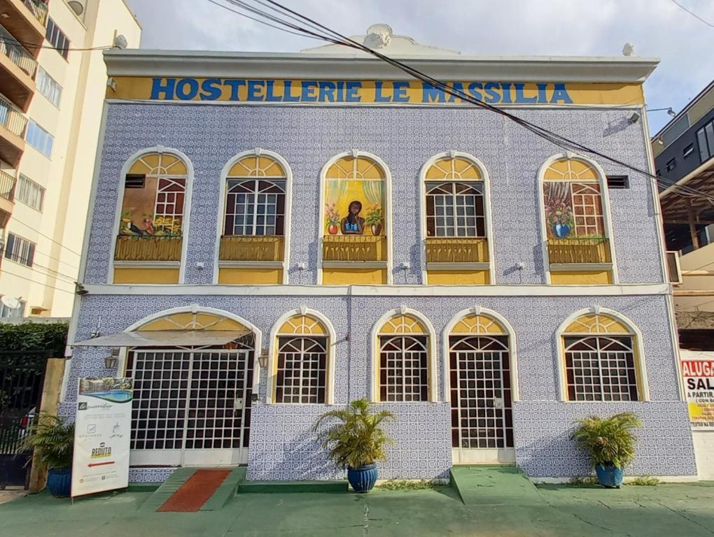 ein Gebäude mit Fenstern und einem Schild darauf in der Unterkunft hotel le Massilia in Belém