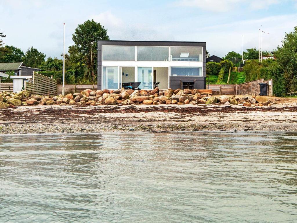 een huis aan de oever van het water bij 6 person holiday home in Haderslev in Haderslev