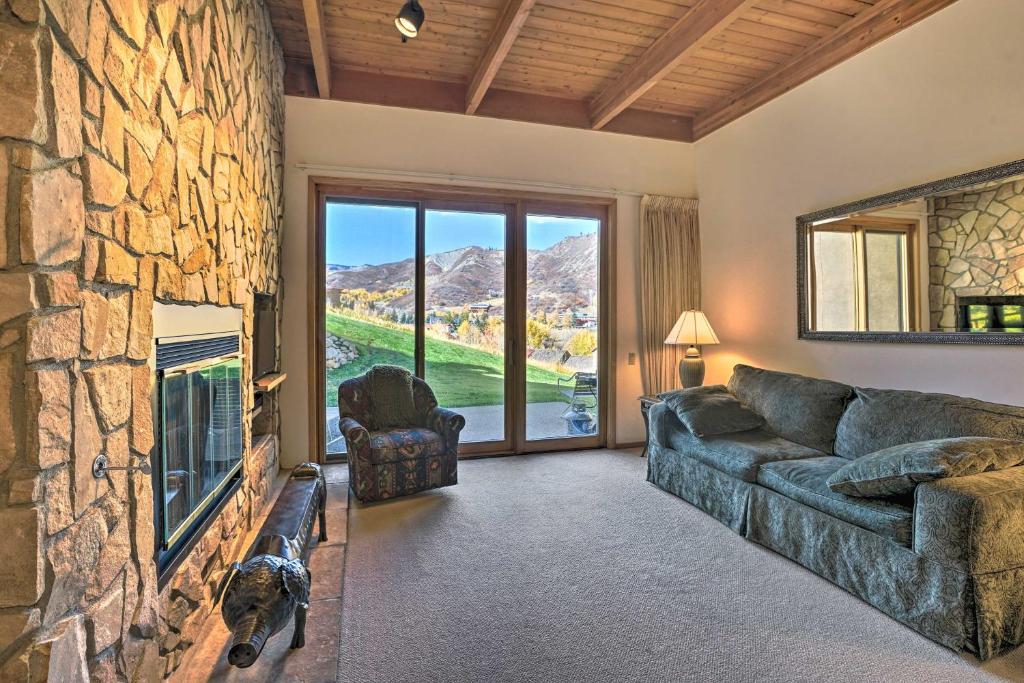 Et opholdsområde på Slopeside Snowmass Townhome with Mountain Views!