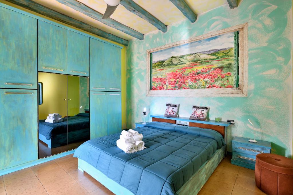 GergeiにあるAndrebykeのベッドルーム1室(ベッド1台付)が備わります。壁には絵画が飾られています。