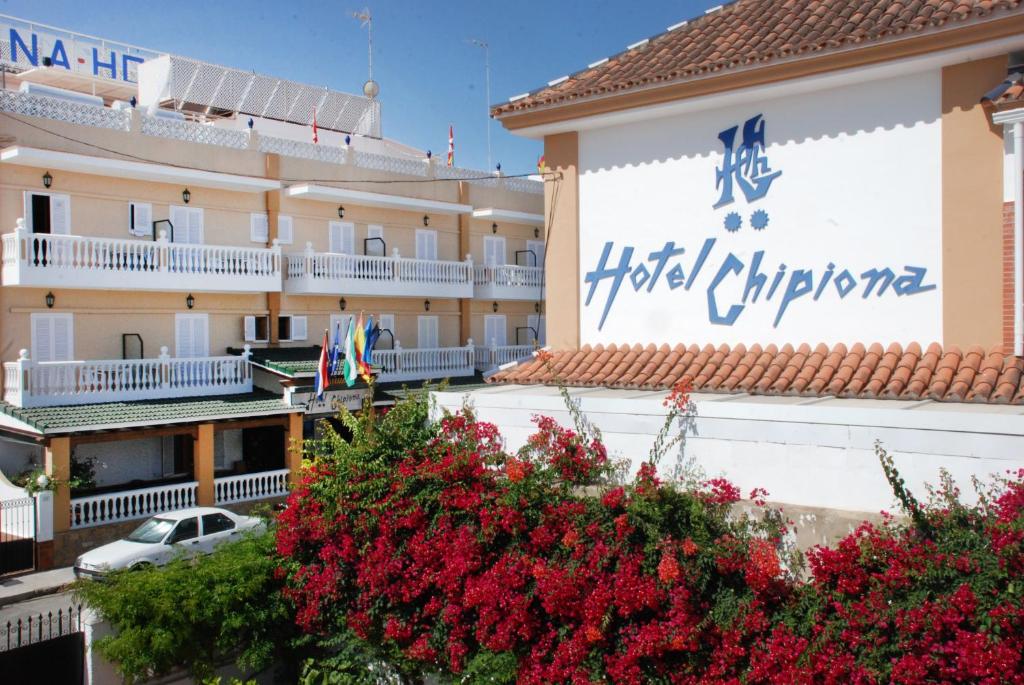 una vista de un hotel con flores delante en Hotel Chipiona en Chipiona