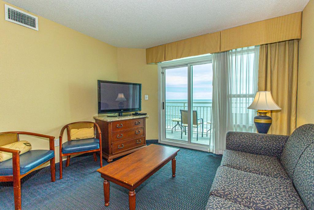 ein Wohnzimmer mit einem Sofa und einem TV in der Unterkunft Oceanfront 2 Bedroom Suite with Incredible Views! Carolinian 630 in Myrtle Beach