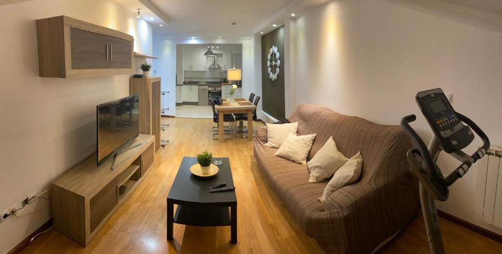 sala de estar con sofá, TV y mesa en Apartamento Isabela2, en Cangas de Onís