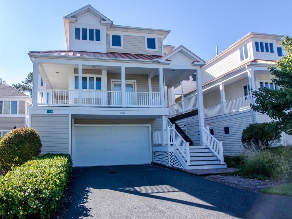 una gran casa blanca con garaje en Sea Colony - 58011 Wimbledon, en Bethany Beach